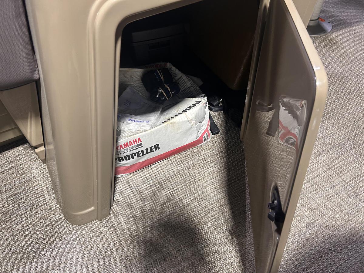 2026 Sylvan 822 Party Fish