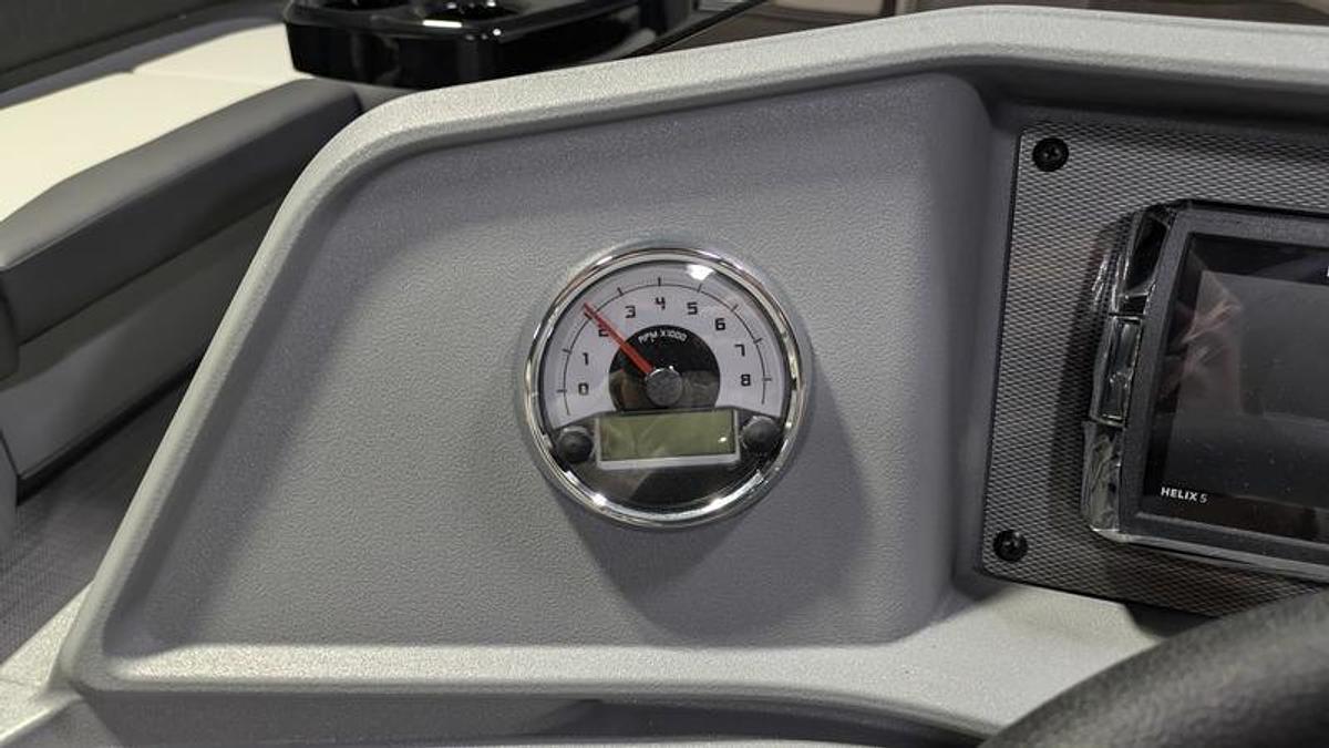 2026 Sylvan R-22 Party Fish