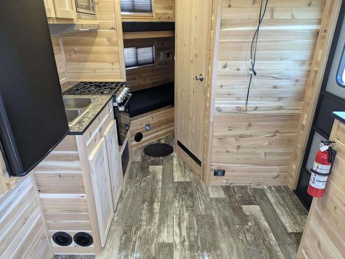 2026 Ice Castle Fish Houses 8' X 17V RANGE RUNNER [$1,000 OFF, FREE GENERATOR]