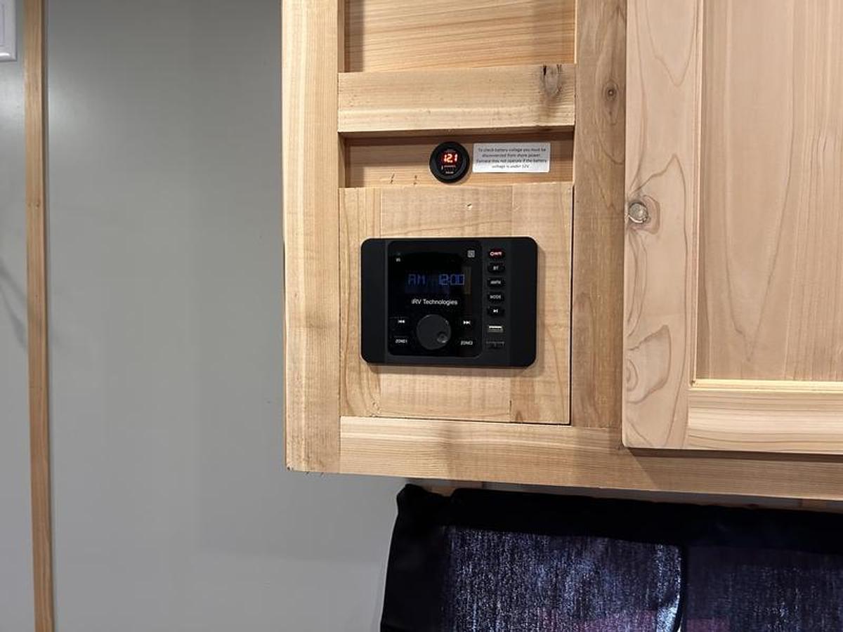 2026 Ice Castle Fish Houses 8' X 16V ND COUNTRY CABIN [$1,000 OFF, FREE GENERATOR]