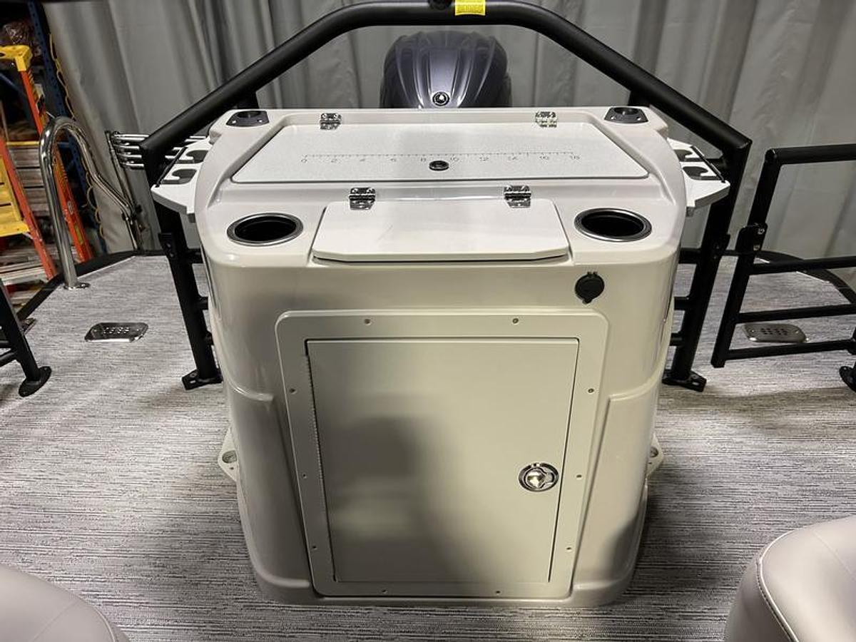 2026 Sylvan L3 Party Fish Port Fish