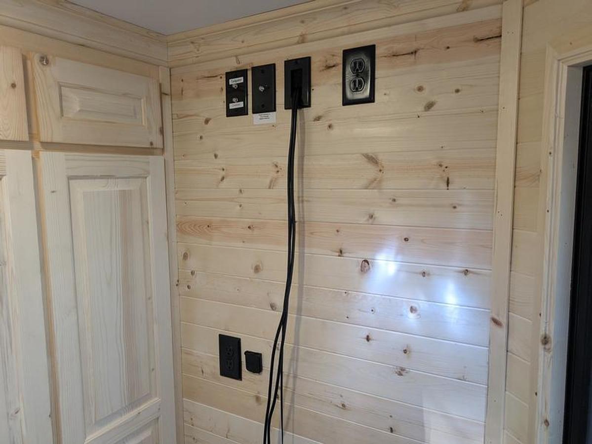 2026 Ice Castle Fish Houses 6.5' X 10V Sportsman [$1,000 OFF, FREE SMART TV, FREE GENERATOR]