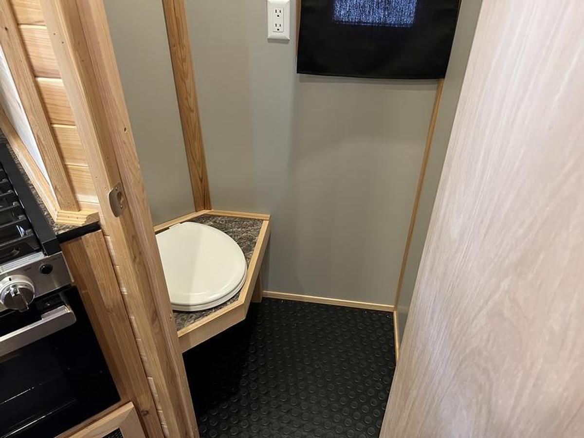 2026 Ice Castle Fish Houses 8' X 16V ND COUNTRY CABIN [$1,000 OFF, FREE GENERATOR]