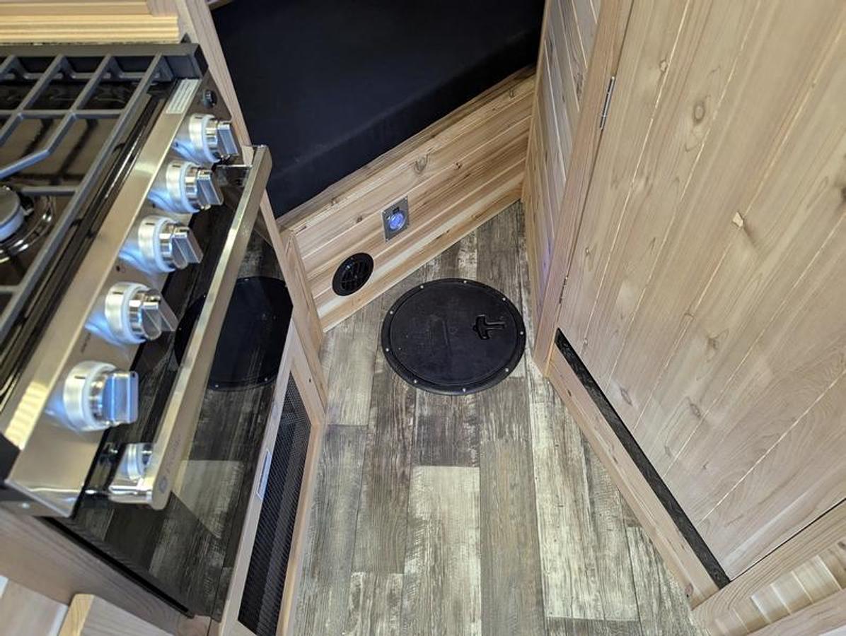 2026 Ice Castle Fish Houses 8' X 17V RANGE RUNNER [$1,000 OFF, FREE GENERATOR]