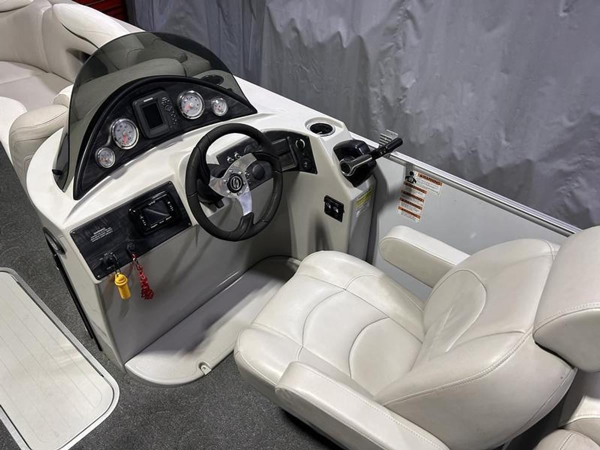 Used 2014 Sylvan 8522 LZ