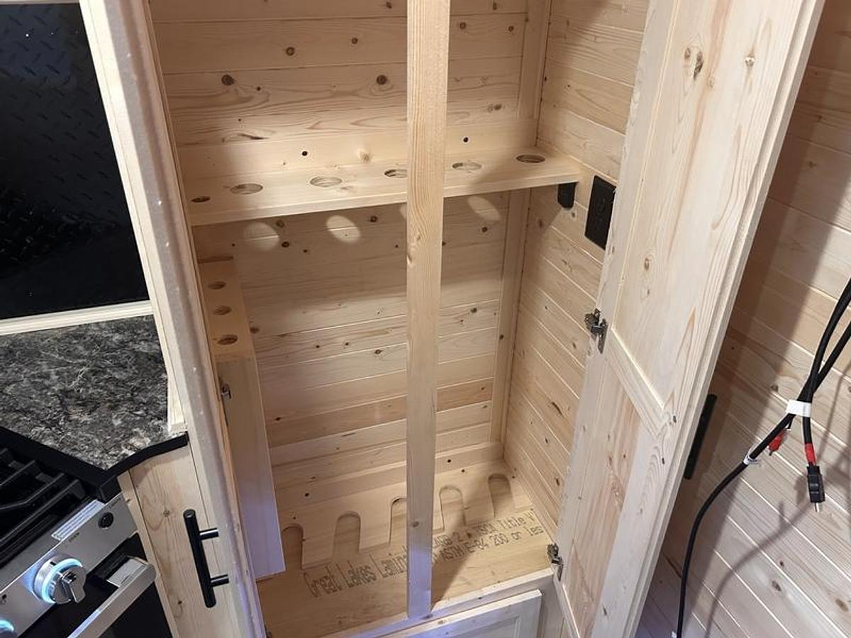 2026 Ice Castle Fish Houses 6.5' X 12V SPORTSMAN [$1,000 OFF, FREE GENERATOR]