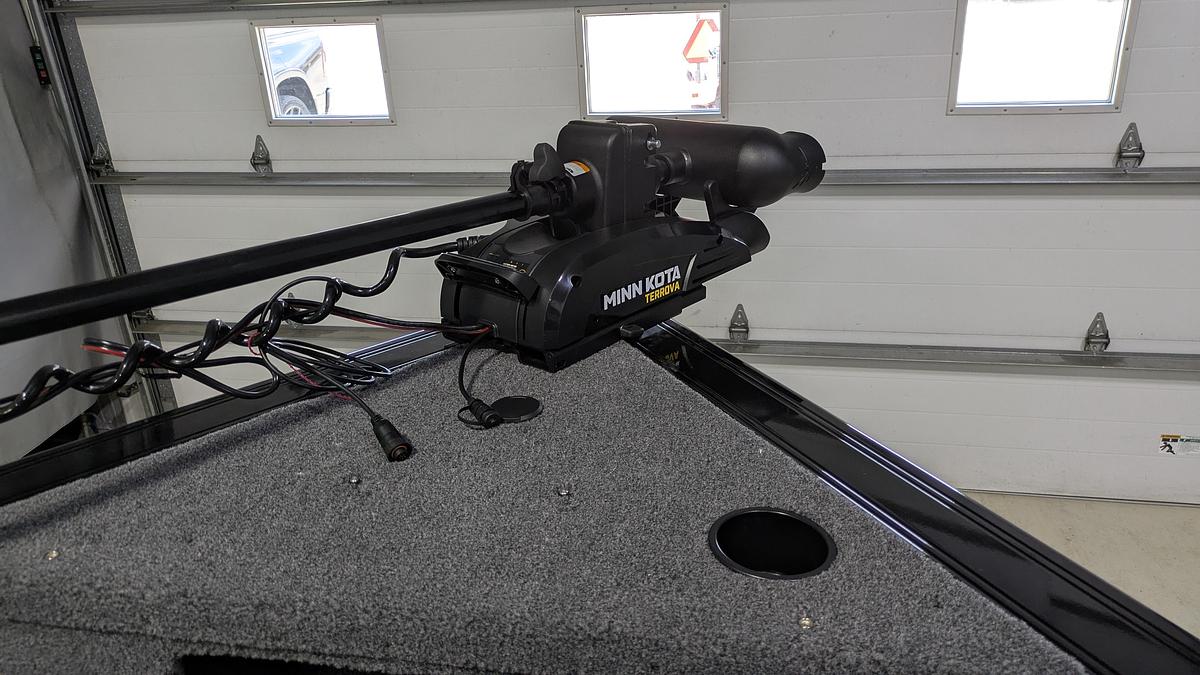 2026 Crestliner 2050 Fish Hawk WT Raptor Package
