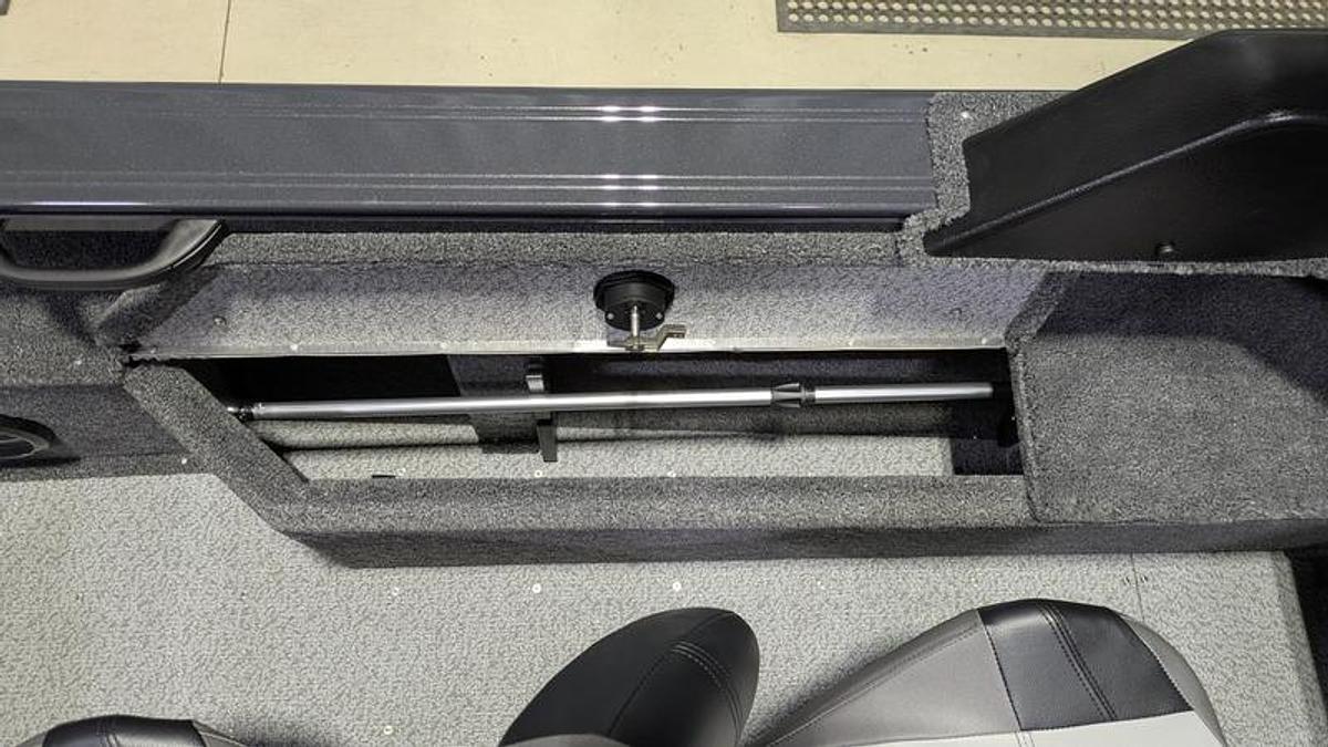 2026 Crestliner 1850 Fish Hawk