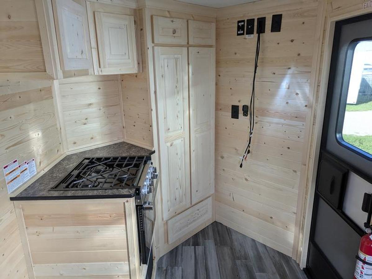 2026 Ice Castle Fish Houses 6.5' X 10V SPORTSMAN [$1,000 OFF, FREE GENERATOR]