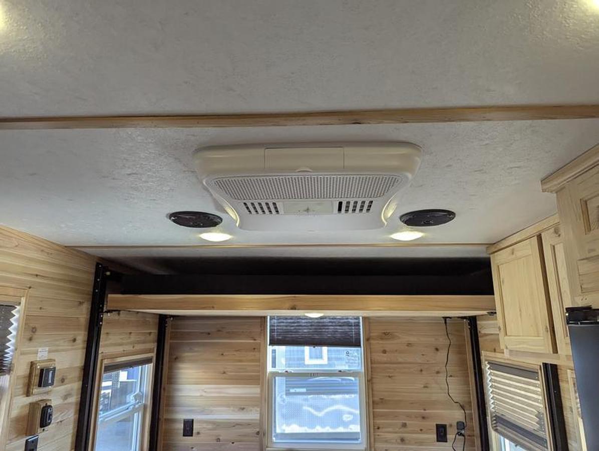 2026 Ice Castle Fish Houses 8' X 17V RANGE RUNNER [$1,000 OFF, FREE GENERATOR]