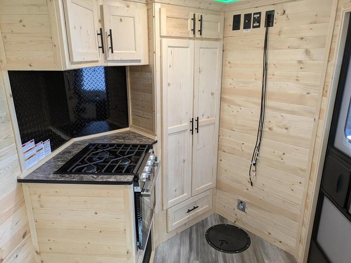 2026 Ice Castle Fish Houses 6.5' X 12V SPORTSMAN [$1,000 OFF, FREE GENERATOR]