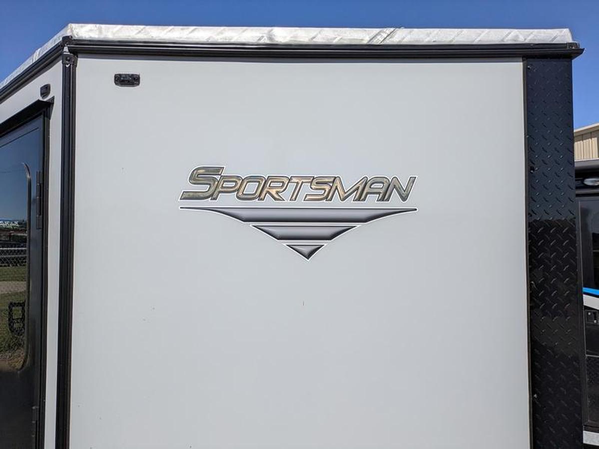 2026 Ice Castle Fish Houses 6.5' X 12V SPORTSMAN [$1,000 OFF, FREE GENERATOR]