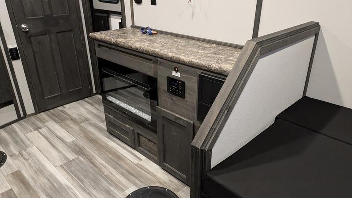 2026 Ice Castle Fish Houses 8' X 24V Missouri Riverbend Lodge [$1,000 OFF, SMART TV, FREE GENERATOR]