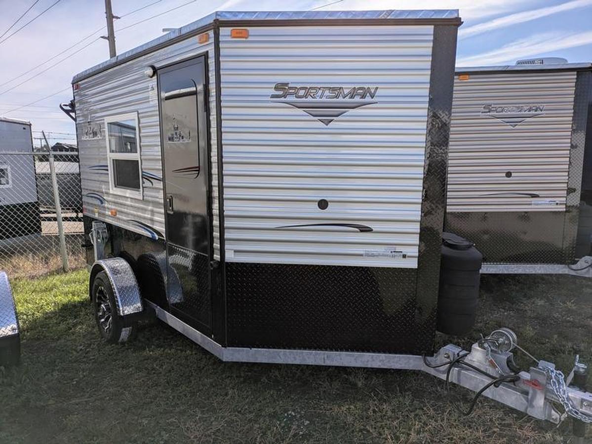 2026 Ice Castle Fish Houses 6.5' X 10V Sportsman [$1,000 OFF, FREE SMART TV, FREE GENERATOR]