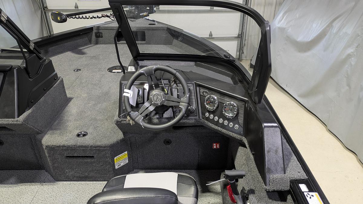 2026 Crestliner 2050 Fish Hawk WT Raptor Package