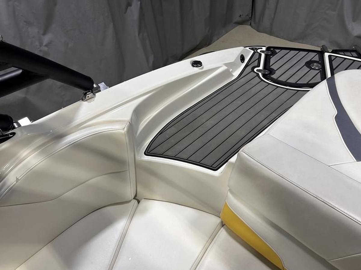 Used 2012 Monterey 224 FSX