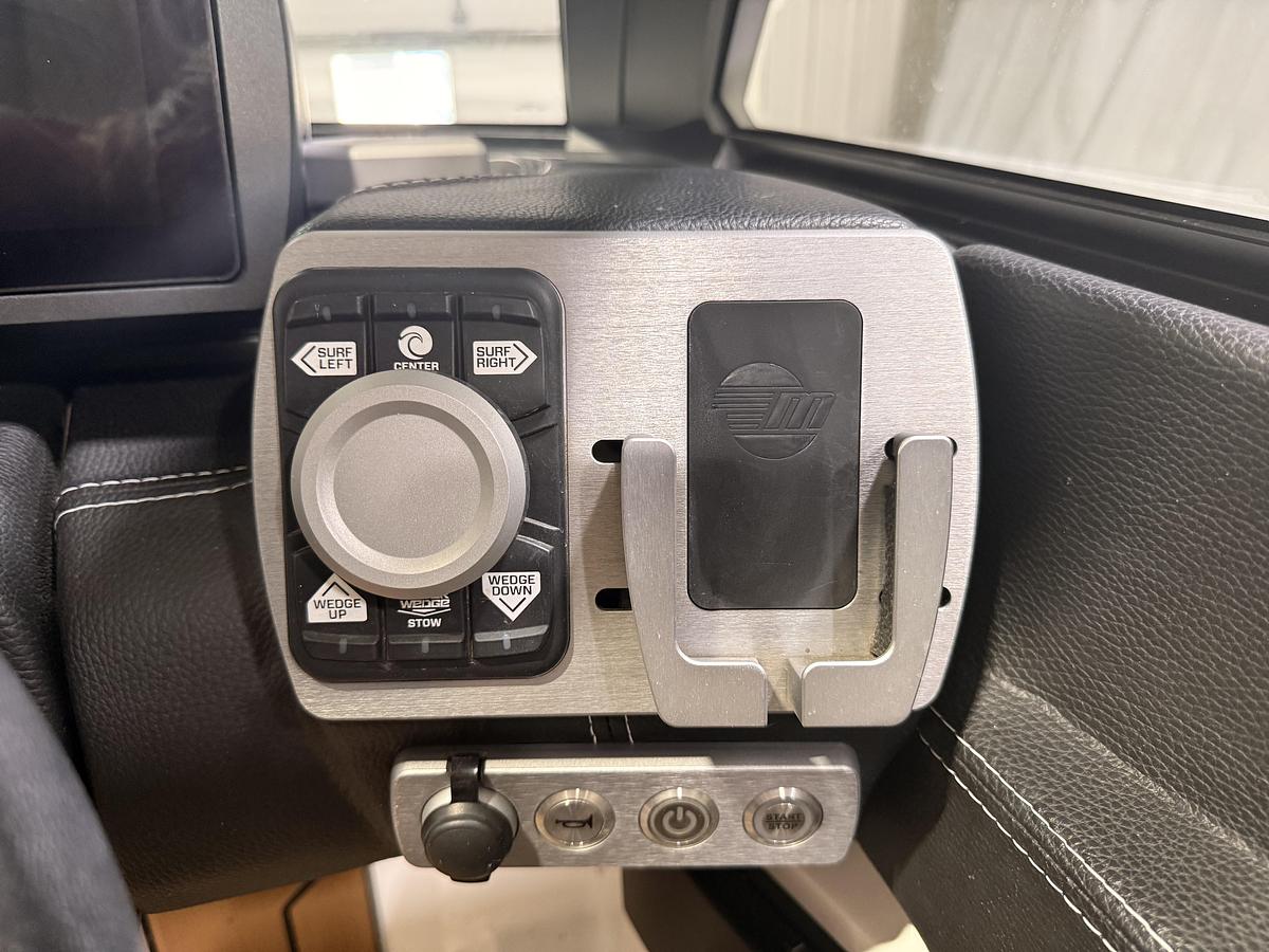 Used 2020 Malibu Boats 25 LSV
