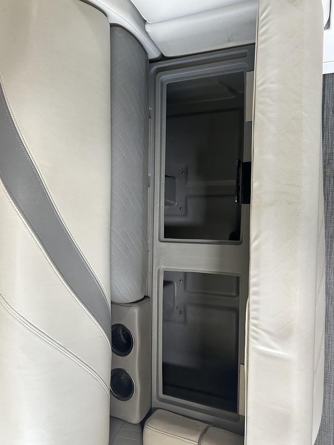 Used 2019 Sylvan Mirage 8522 Party Fish