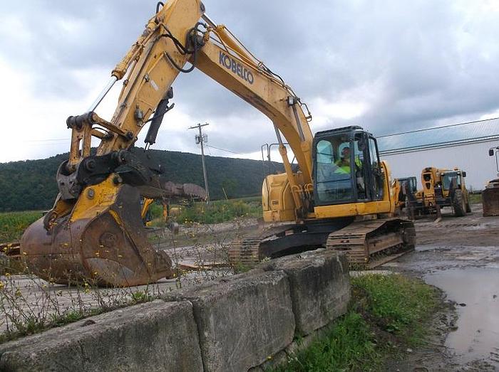 Used 2014 KOBELCO SK230SR