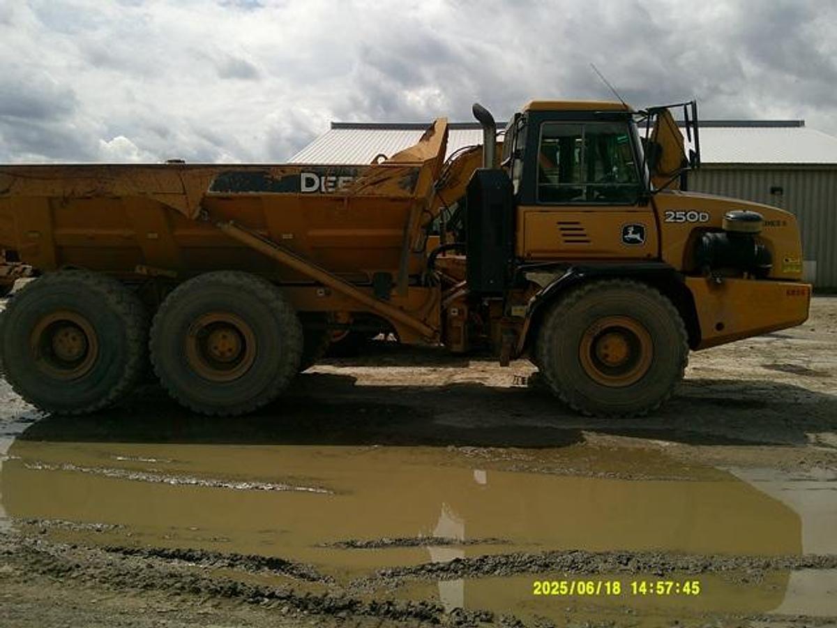 Used 2014 DEERE 250D