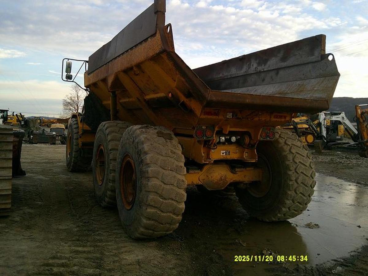 Used 2010 DEERE 250D II
