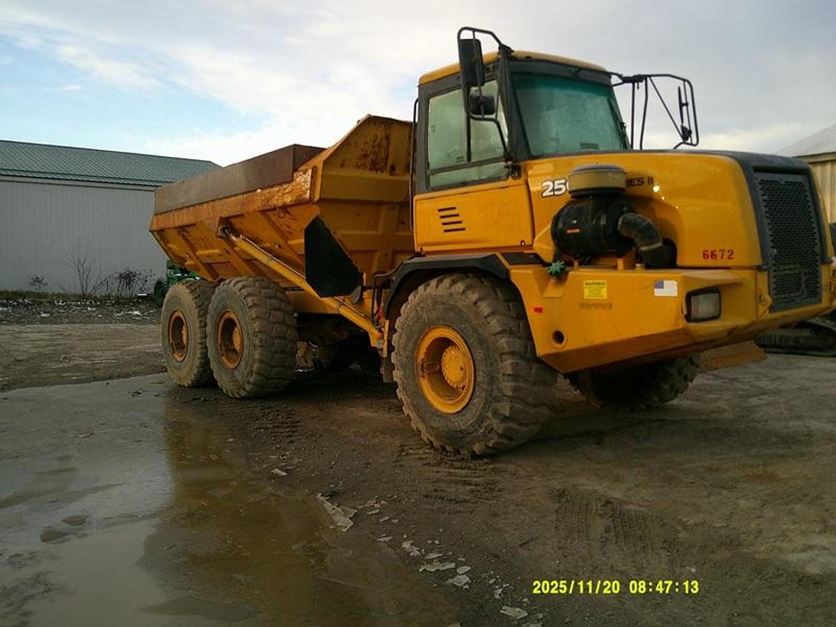 Used 2010 DEERE 250D II
