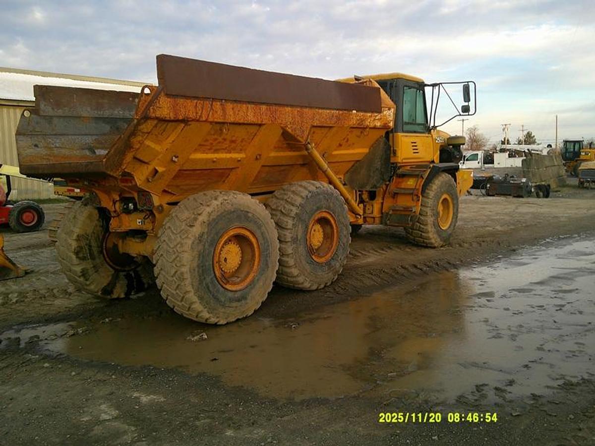 Used 2010 DEERE 250D II