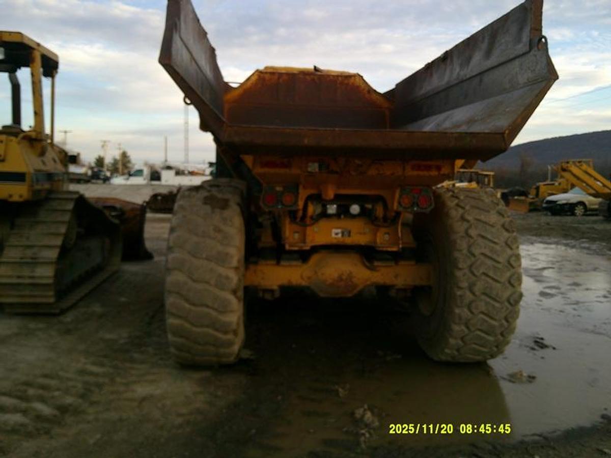 Used 2010 DEERE 250D II