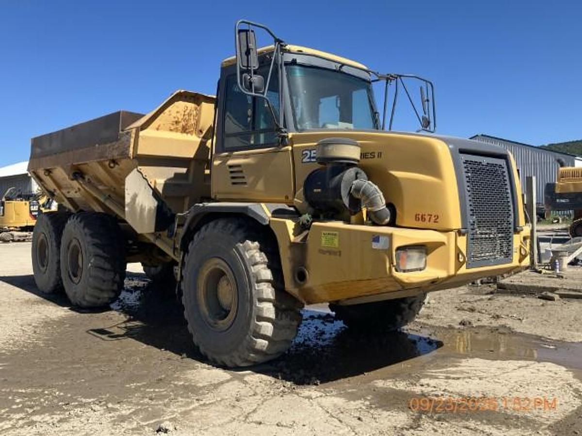 Used 2010 DEERE 250D II