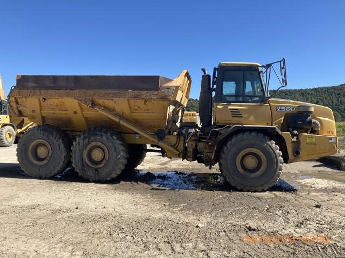 Used 2010 DEERE 250D II