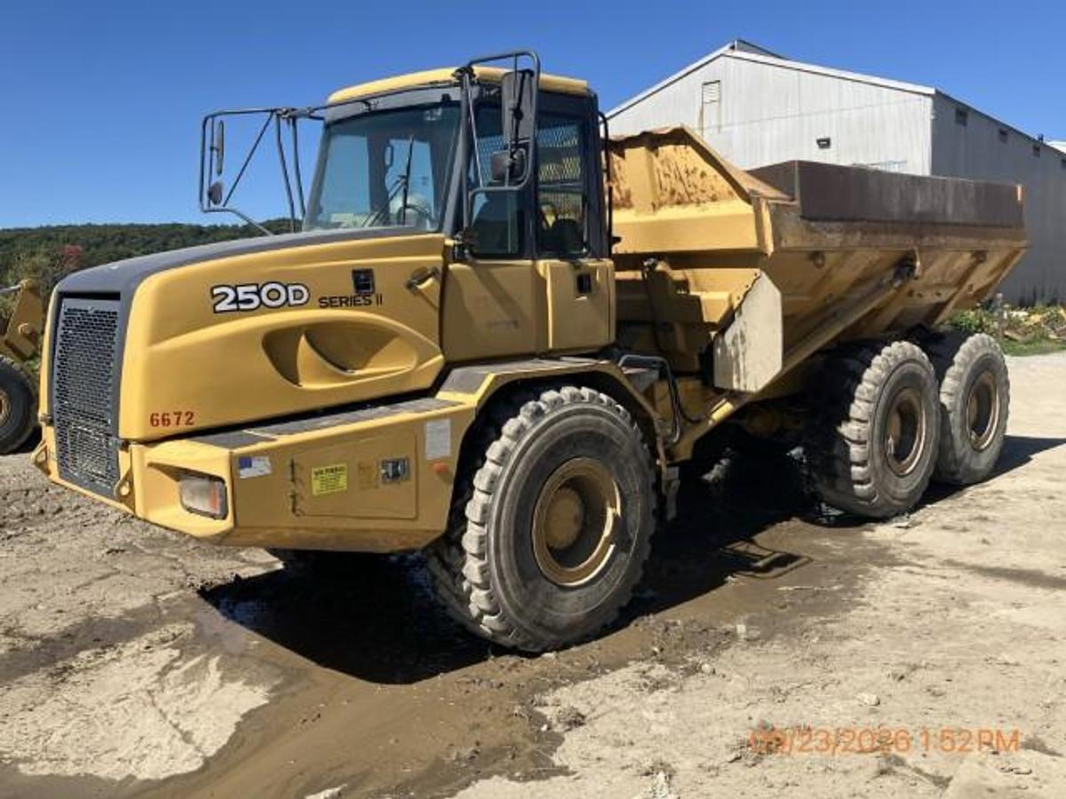 Used 2010 DEERE 250D II