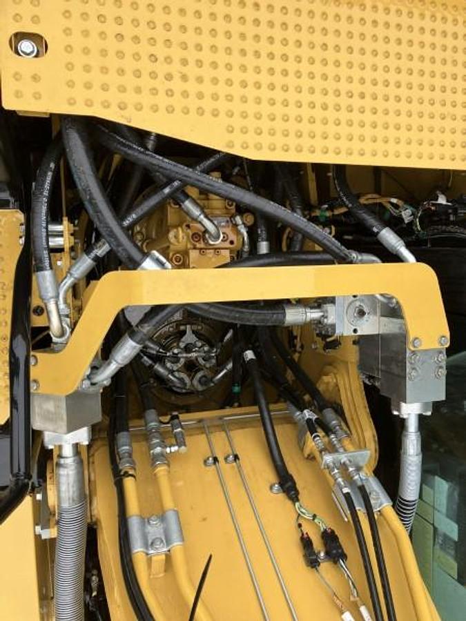 Used 2023 CATERPILLAR 320 GC