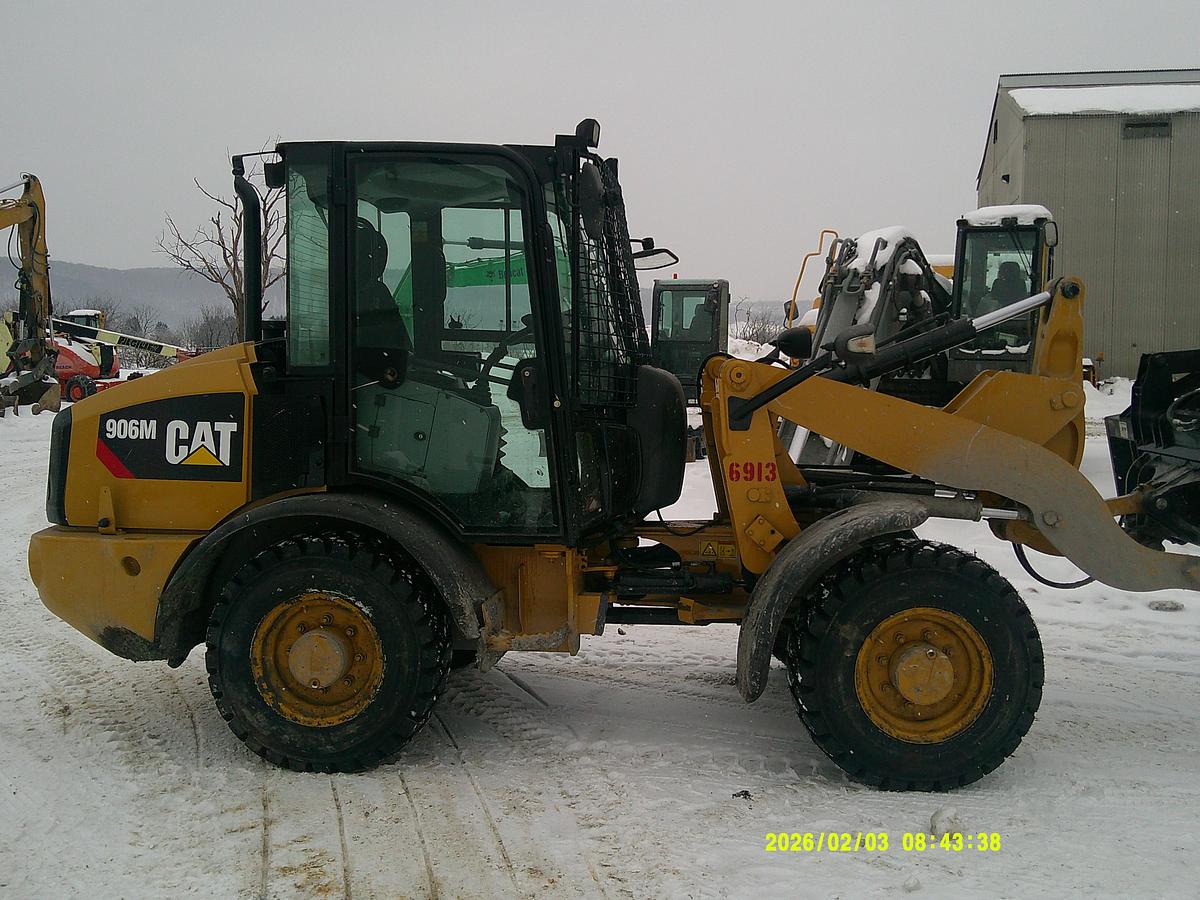 Used CATERPILLAR 906M
