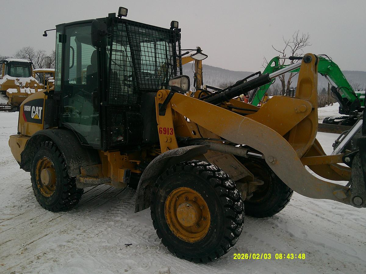 Used CATERPILLAR 906M