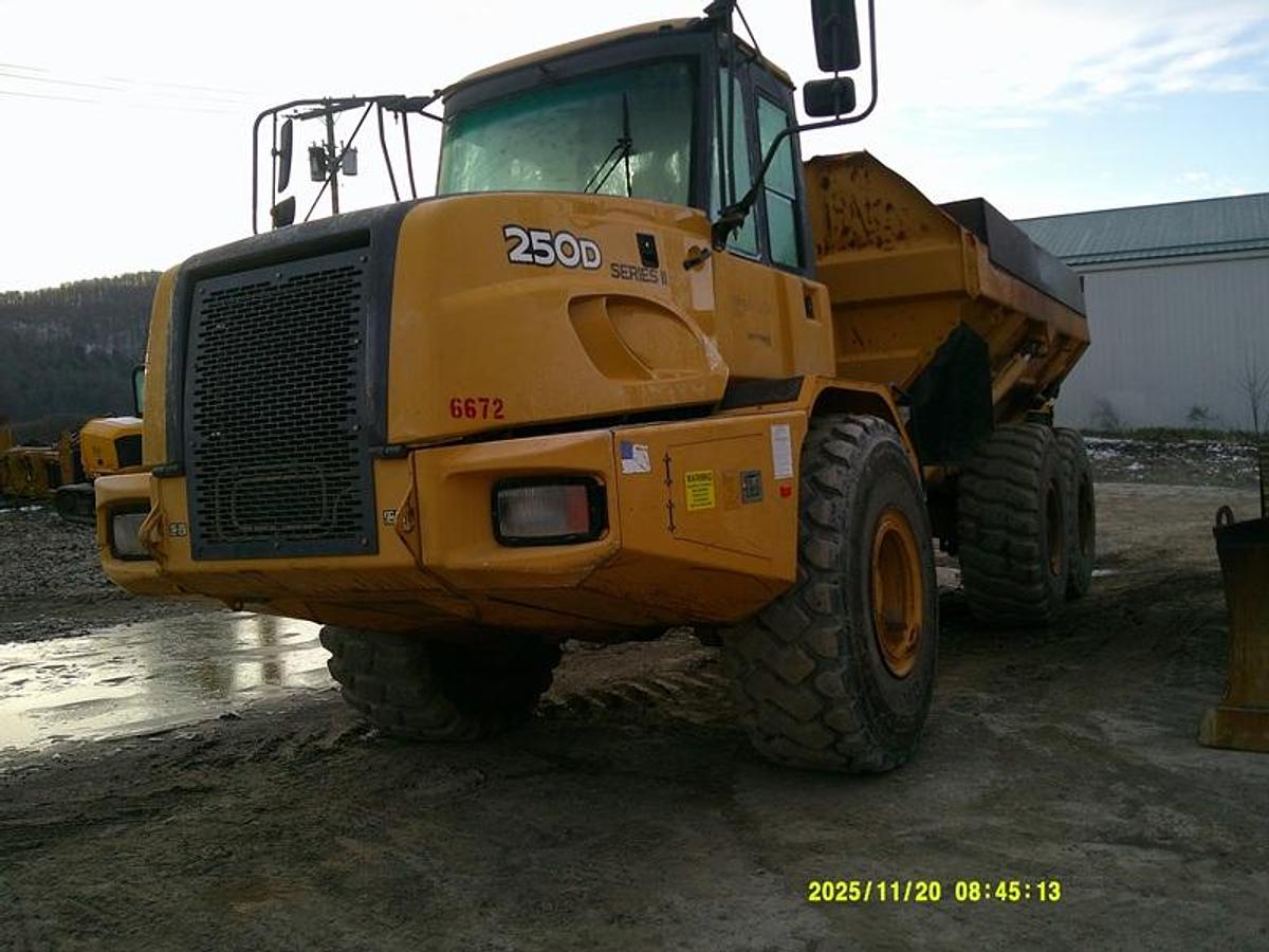 Used 2010 DEERE 250D II