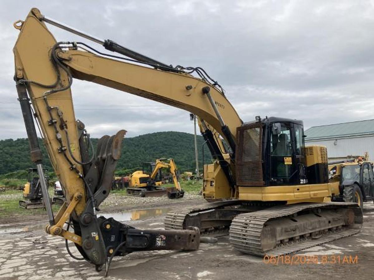 Used 2014 CATERPILLAR 321D LCR