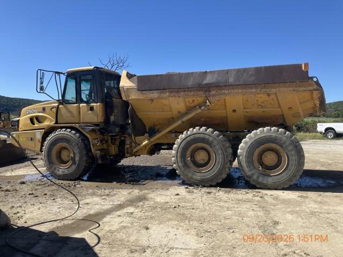 Used 2010 DEERE 250D II