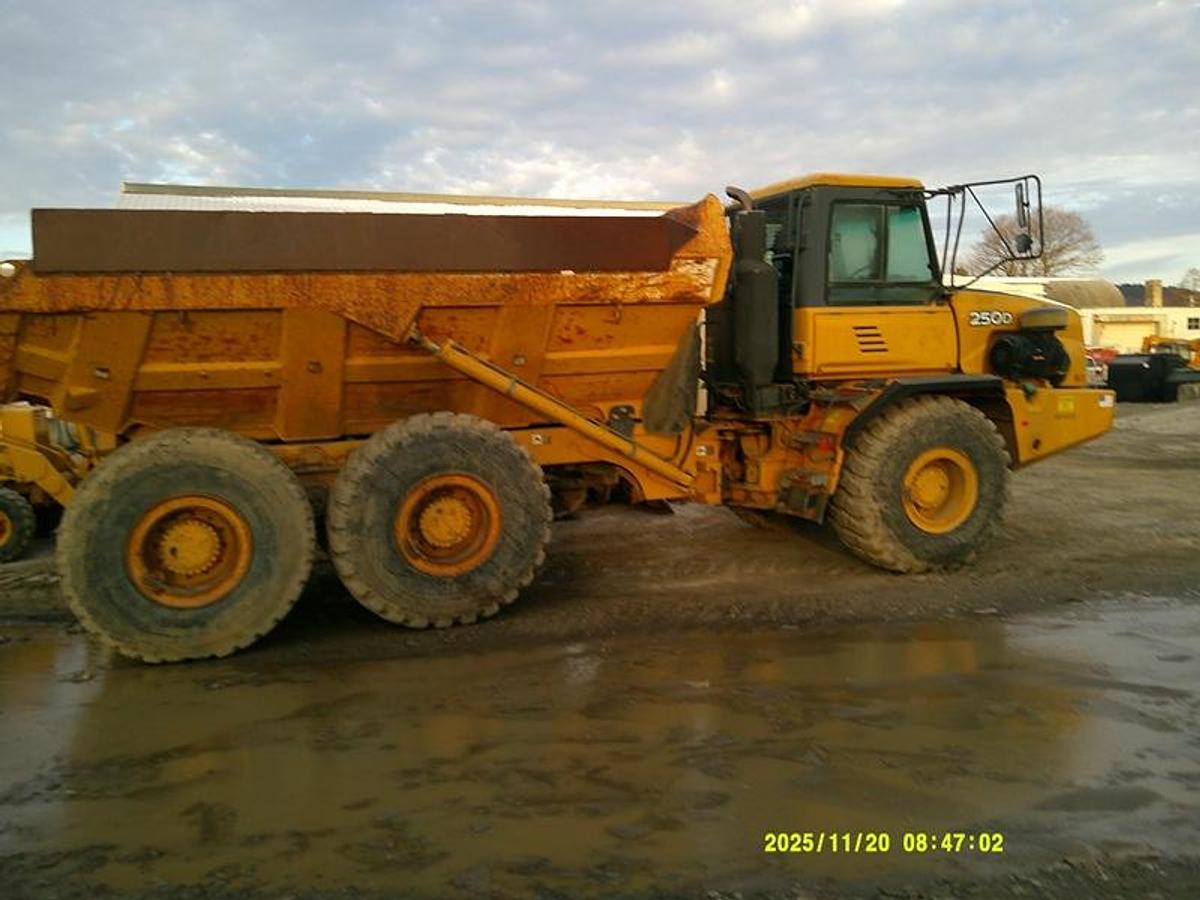 Used 2010 DEERE 250D II