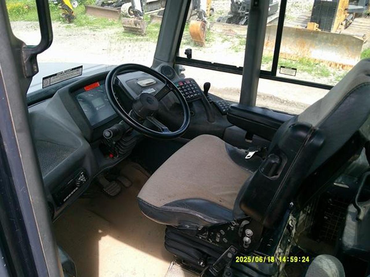 Used 2014 DEERE 250D