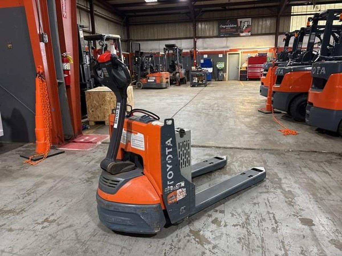 Used 2022 Toyota 8HBW23