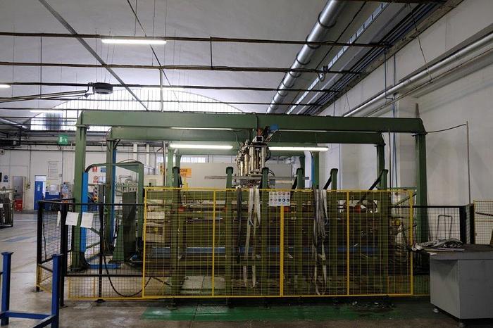 Ricondizionato Macchine curvatubi a due teste a CNC a cinque assi con carico e scarico automatico  Two-head CNC tube bending machines with five axes with automatic loading  Fünfachsige CNC-Rohrbiegemaschinen mit zwei Köpfen mit automatisches Beladen  Cintreuses de tubes CNC à cinq axes à deux têtes avec chargement automatique