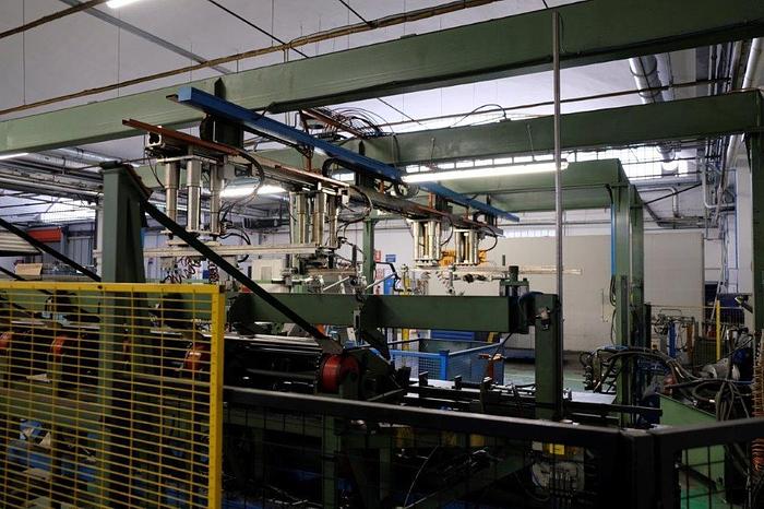 Ricondizionato Macchine curvatubi a due teste a CNC a cinque assi con carico e scarico automatico  Two-head CNC tube bending machines with five axes with automatic loading  Fünfachsige CNC-Rohrbiegemaschinen mit zwei Köpfen mit automatisches Beladen  Cintreuses de tubes CNC à cinq axes à deux têtes avec chargement automatique