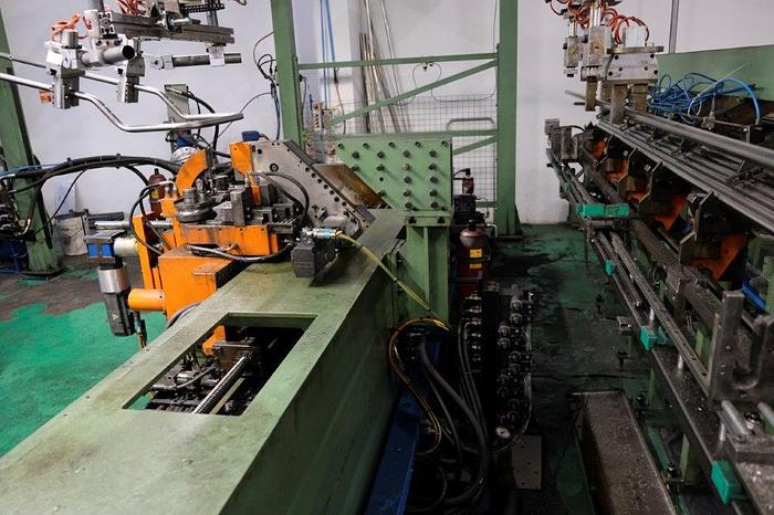 Ricondizionato Macchine curvatubi a due teste a CNC a cinque assi con carico e scarico automatico  Two-head CNC tube bending machines with five axes with automatic loading  Fünfachsige CNC-Rohrbiegemaschinen mit zwei Köpfen mit automatisches Beladen  Cintreuses de tubes CNC à cinq axes à deux têtes avec chargement automatique