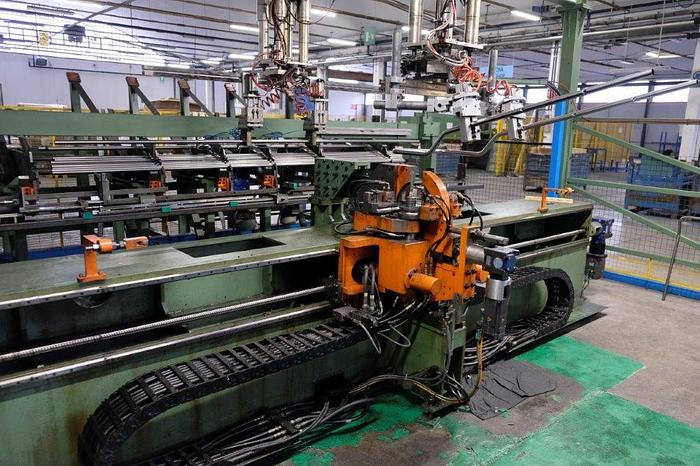 Ricondizionato Macchine curvatubi a due teste a CNC a cinque assi con carico e scarico automatico  Two-head CNC tube bending machines with five axes with automatic loading  Fünfachsige CNC-Rohrbiegemaschinen mit zwei Köpfen mit automatisches Beladen  Cintreuses de tubes CNC à cinq axes à deux têtes avec chargement automatique