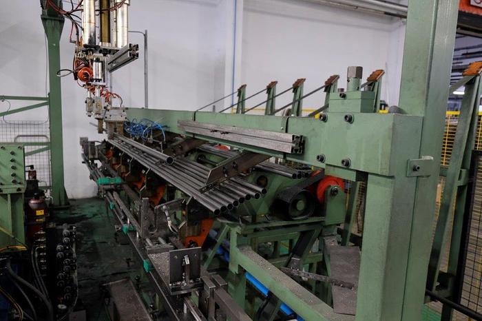 Ricondizionato Macchine curvatubi a due teste a CNC a cinque assi con carico e scarico automatico  Two-head CNC tube bending machines with five axes with automatic loading  Fünfachsige CNC-Rohrbiegemaschinen mit zwei Köpfen mit automatisches Beladen  Cintreuses de tubes CNC à cinq axes à deux têtes avec chargement automatique