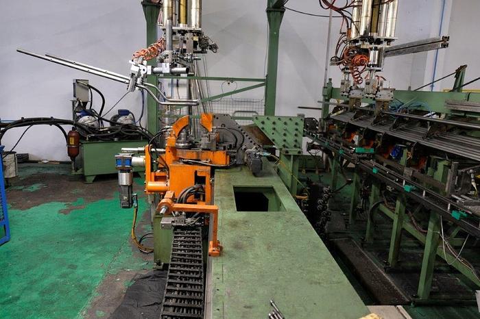 Ricondizionato Macchine curvatubi a due teste a CNC a cinque assi con carico e scarico automatico  Two-head CNC tube bending machines with five axes with automatic loading  Fünfachsige CNC-Rohrbiegemaschinen mit zwei Köpfen mit automatisches Beladen  Cintreuses de tubes CNC à cinq axes à deux têtes avec chargement automatique