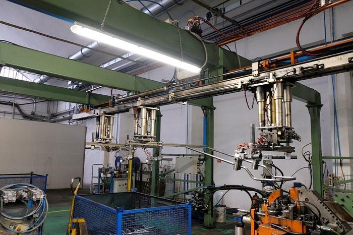 Ricondizionato Macchine curvatubi a due teste a CNC a cinque assi con carico e scarico automatico  Two-head CNC tube bending machines with five axes with automatic loading  Fünfachsige CNC-Rohrbiegemaschinen mit zwei Köpfen mit automatisches Beladen  Cintreuses de tubes CNC à cinq axes à deux têtes avec chargement automatique