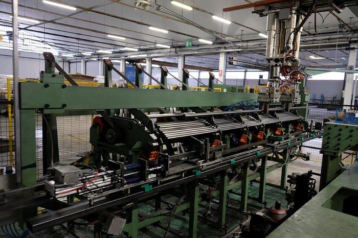 Ricondizionato Macchine curvatubi a due teste a CNC a cinque assi con carico e scarico automatico  Two-head CNC tube bending machines with five axes with automatic loading  Fünfachsige CNC-Rohrbiegemaschinen mit zwei Köpfen mit automatisches Beladen  Cintreuses de tubes CNC à cinq axes à deux têtes avec chargement automatique