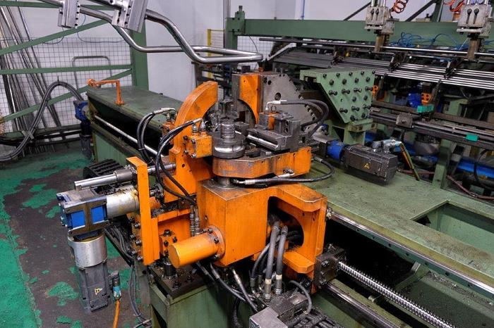 Ricondizionato Macchine curvatubi a due teste a CNC a cinque assi con carico e scarico automatico  Two-head CNC tube bending machines with five axes with automatic loading  Fünfachsige CNC-Rohrbiegemaschinen mit zwei Köpfen mit automatisches Beladen  Cintreuses de tubes CNC à cinq axes à deux têtes avec chargement automatique