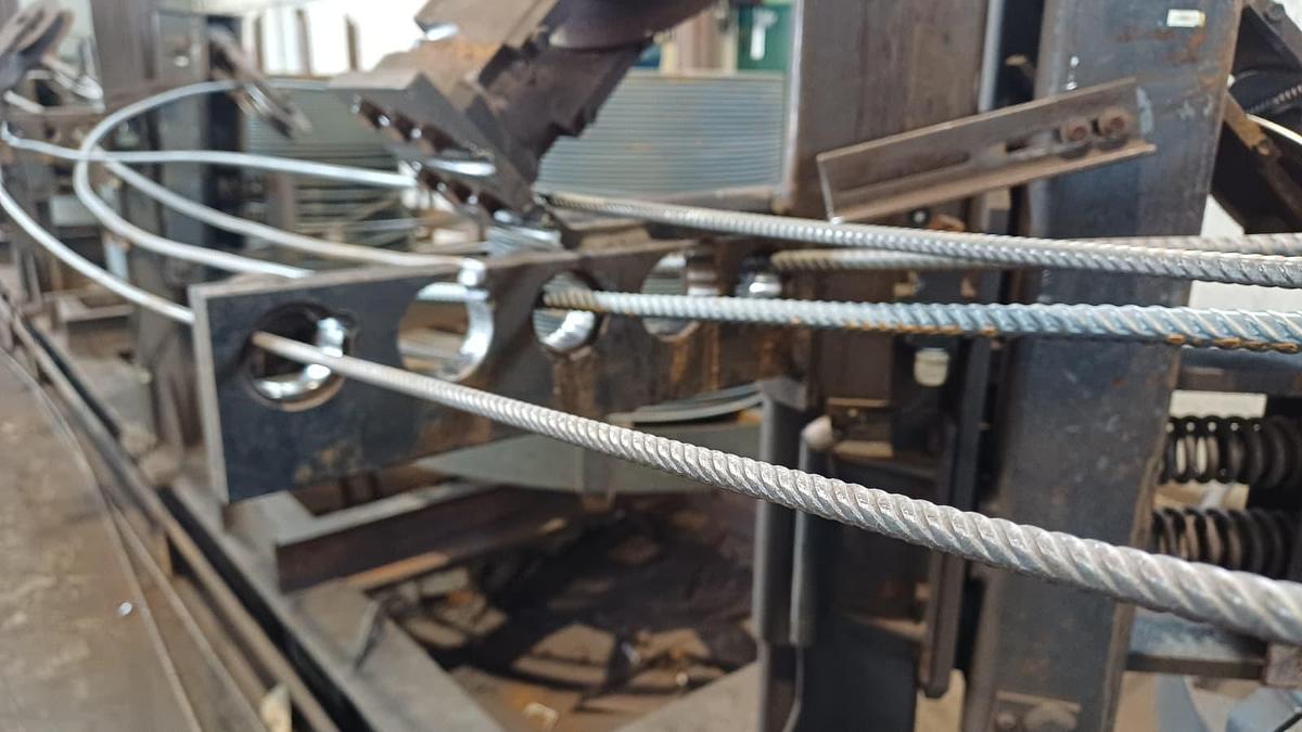 Usato PROGRESS Macchina Raddrizza Taglia Barre e Piegatura delle estremità in automatico